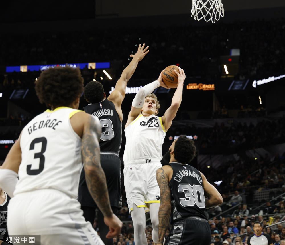 着年轻球员 着年轻球员